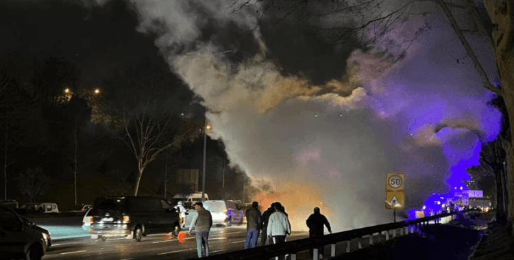 Avrupa Otoyolu'nda araç alev topuna döndü, trafik yoğunluğu oluştu