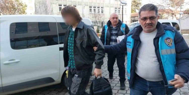 Mağazalardan giyim eşyası çalan 2 kişi yakalandı
