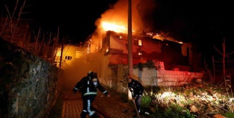 Antalya’da 150 yıllık tarihi ev alev alev yandı, mahalleli sokağa döküldü
