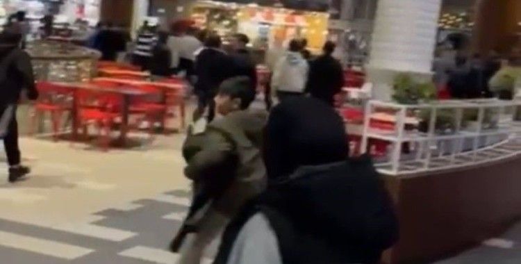 AVM’de iki grup birbirine girdi
