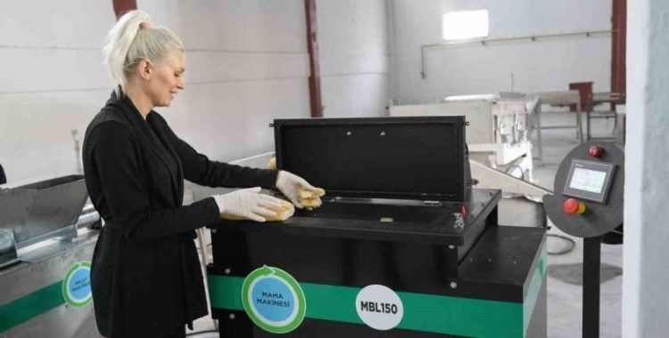 Bayat ekmek ve yemek atıkları sokak hayvanları için mamaya dönüştürülüyor
