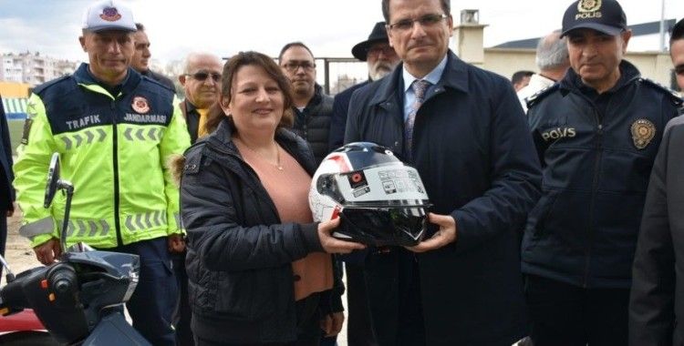 Manisa’da motosiklet sürücülerine kask dağıtıldı
