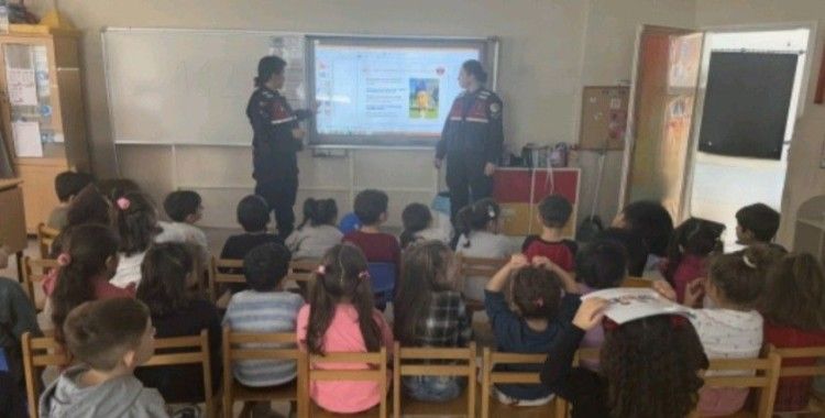 Mayın arama köpeği Türlü, çocuklarla buluştu
