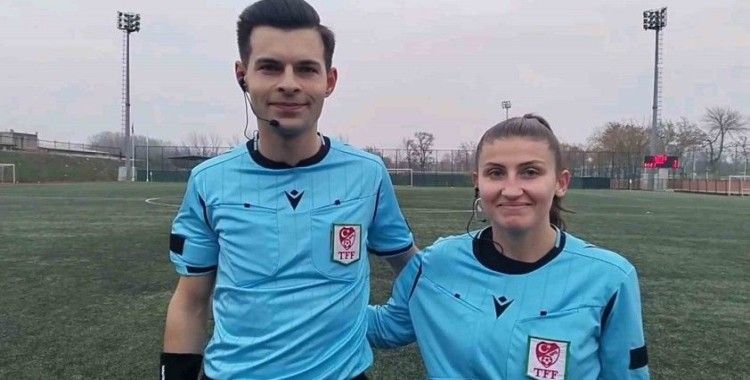 Eşiyle birlikte futbol maçı yönetti
