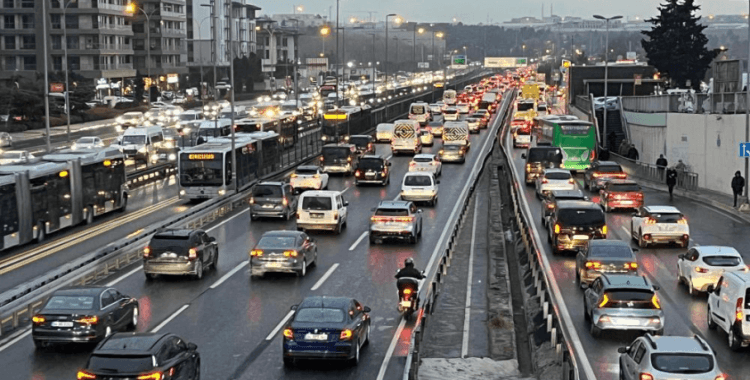 İstanbul'da kar yağışıyla birlikte trafik yoğunluğu yüzde 80'e ulaştı