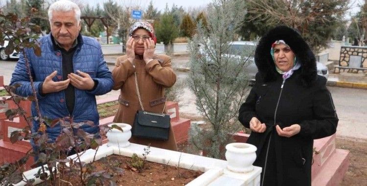 Diyarbakır’da depremde hayatını kaybedenler kabirleri başında anıldı

