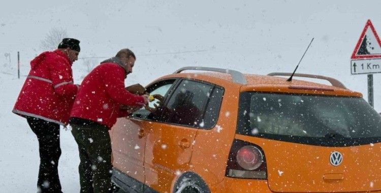 Yolda kalanların yardımına Kızılay ekipleri yetişti
