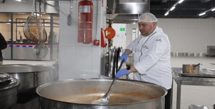 Her gün bin ihtiyaç sahibine yemek