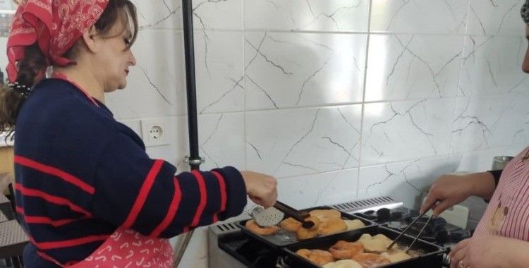 Halk Eğitim kursiyerleri, depremde hayatını kaybedenler için hayır yaptı
