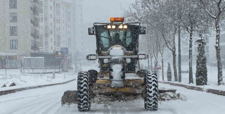 Elazığ’da karla mücadele çalışmalarını aralıksız sürdürüyor
