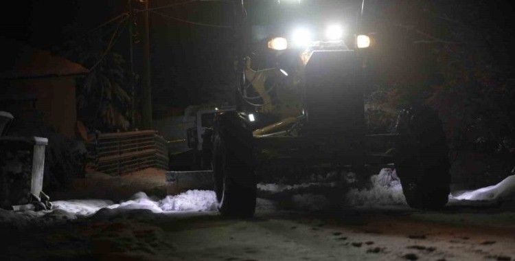 Erenler Belediyesi ekipleri kar küreme ve tuzlama çalışmalarını sürdürüyor
