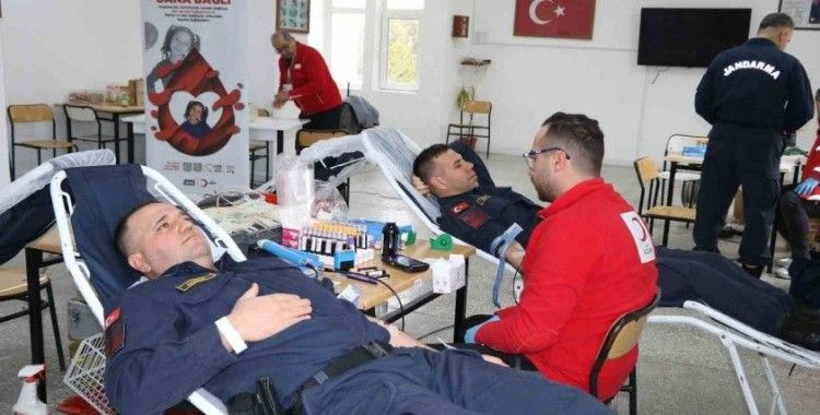 Kütahya’da jandarmadan Kızılay’a kan bağışı
