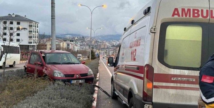 Bilecik’te kontrolden çıkan otomobil orta refüje çıkarak elektrik direğine çarptı
