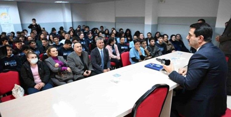 Başkan Taşkın, kariyer günlerinde öğrencilere tavsiyelerde bulundu
