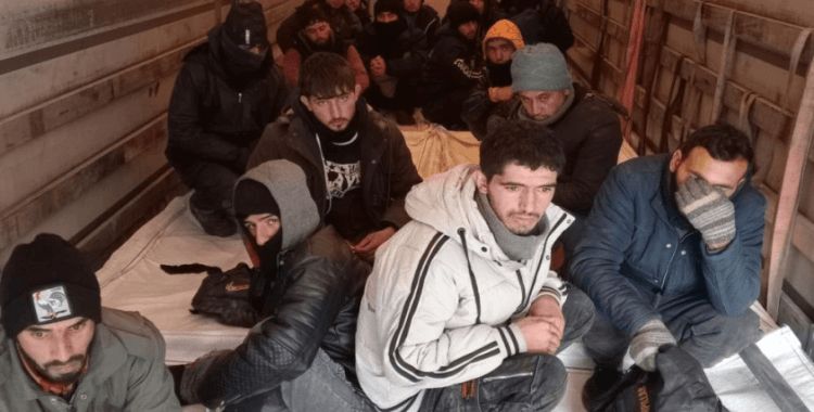 Rusya'dan gelen ham kauçuk yüklü tırdan 24 kaçak göçmen çıktı