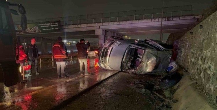 Otomobil ile çarpışan hafif ticari araç yan yattı: 5 yaralı
