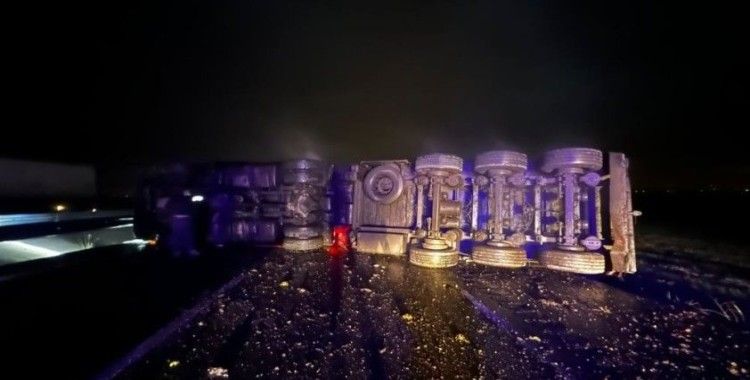 Mardin’de tır devrildi: 1 yaralı