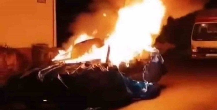 Oto sanayide park halindeki araç alev topuna döndü
