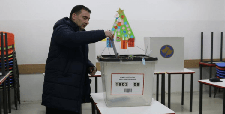 Kosova'da düzenlenen genel seçimde oy kullanma işlemi başladı
