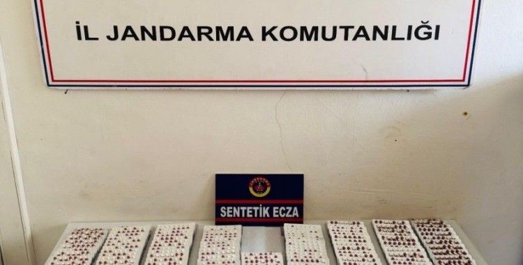 Yüzlerce sentetik ecza hapı ele geçirildi
