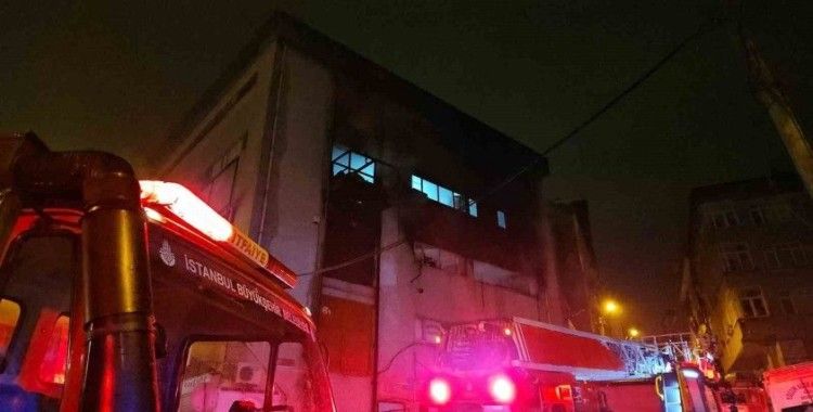 Bağcılar’da tekstil atölyesinde yangın: 2 kişi dumandan etkilendi
