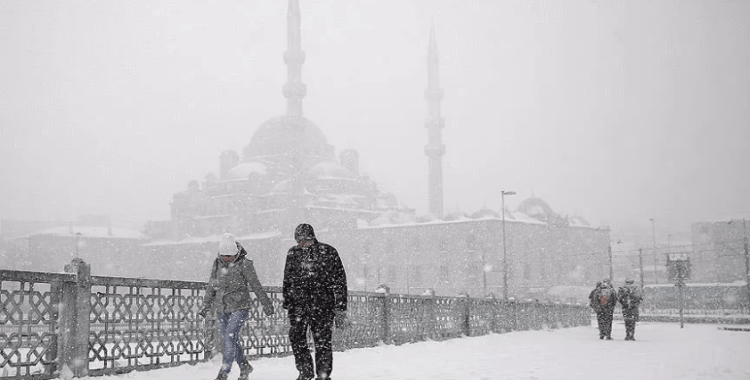 'Hava kaosunu' Meteoroloji son dakika alarmla duyurdu: İstanbul’da kar yağışı yeniden başladı, fırtına geliyor