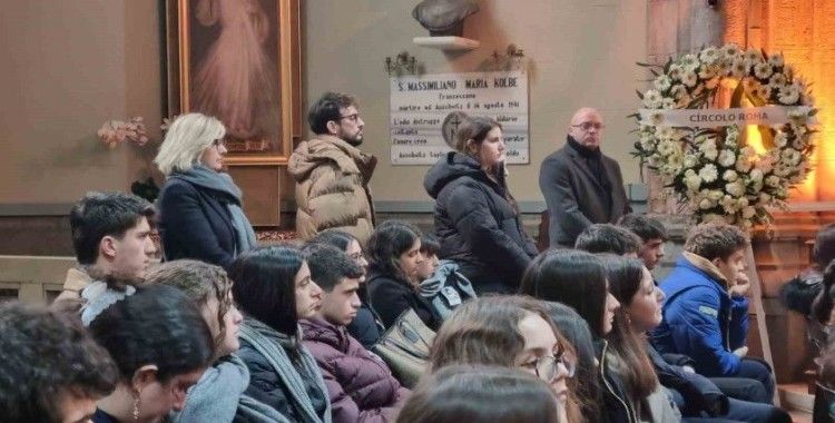 Kadıköy’de bıçaklanarak öldürülen İtalyan şefin oğlu için kilisede anma töreni düzenlendi
