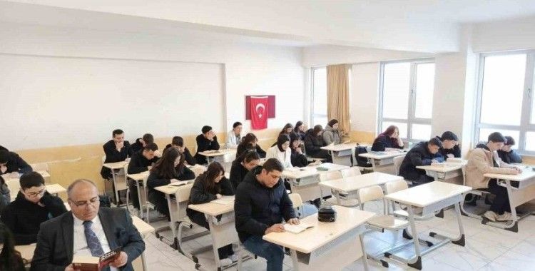 Kaymakam Kılıç, öğrencilerle birlikte kitap okudu
