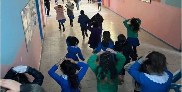 Öğrencilere deprem tatbikatı düzenlendi
