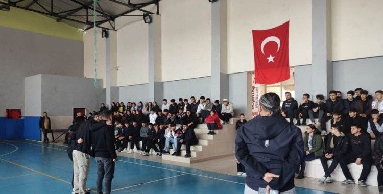 Gençler, terörizm ve güvenlik konusunda bilgilendiriliyor