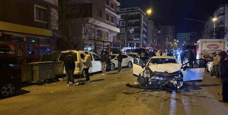 Otomobil ile çarpışan itfaiye aracı park halindeki araçlara vurdu: 1 yaralı