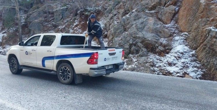 Antalya’da yayla yollarında tuzlama çalışması
