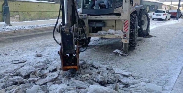 Belediye ekiplerinden buzla mücadele
