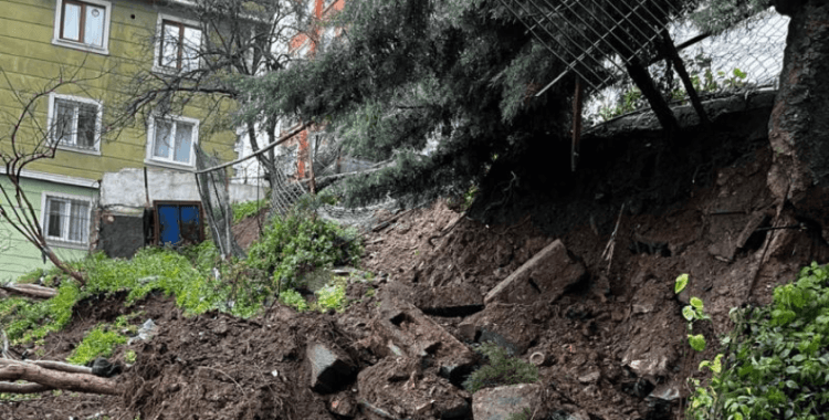 Beyoğlu'nda istinat duvarı çöktü: 2 bina boşaltılıyor