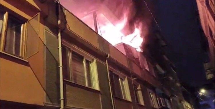 Bursa’da korkutan yangın: Alevlerle mücadele eden ekiplerin üzerine elektrik teli düştü
