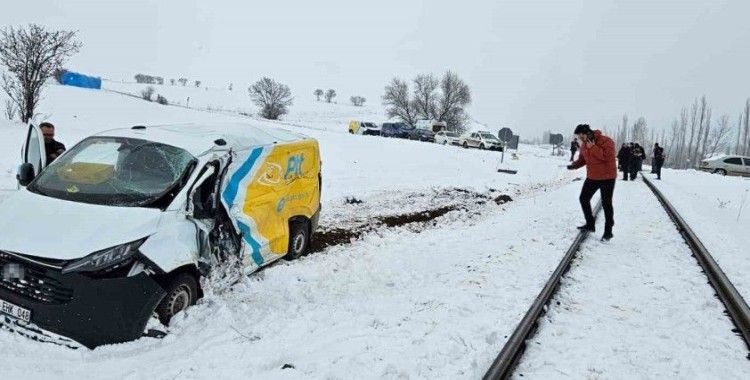 Tokat’ta PTT aracına tren çarptı: 1 yaralı
