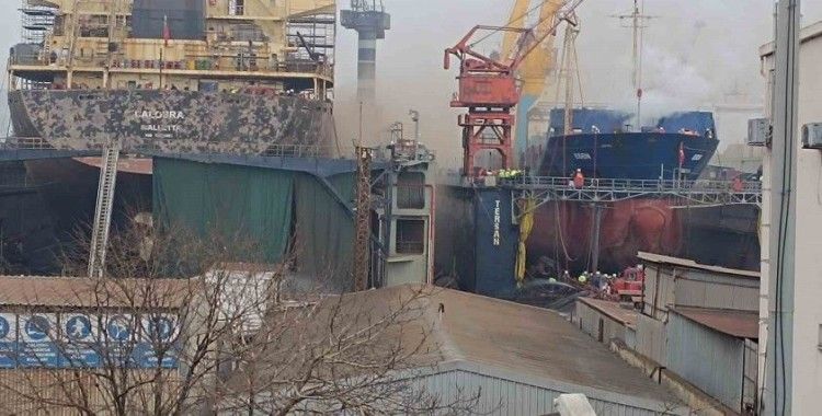 Tuzla Tersanesi'nde gemi yangını