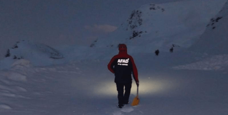 Hakkari'de karda mahsur kalan ailenin yardımına AFAD koştu