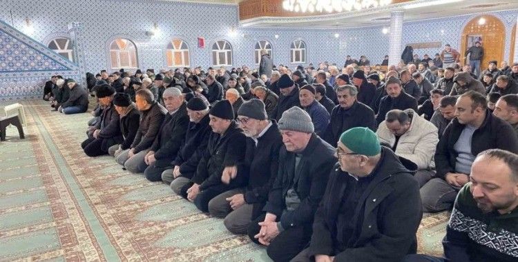 Kavak’ta Berat Kandili huşu içinde idrak edildi
