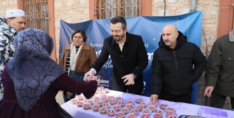 Şehzadeler Belediyesinden helva ikramı
