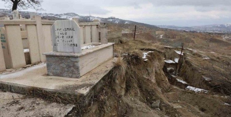 Elazığ’da 35 kabrin bulunduğu mezarlıkta heyelan
