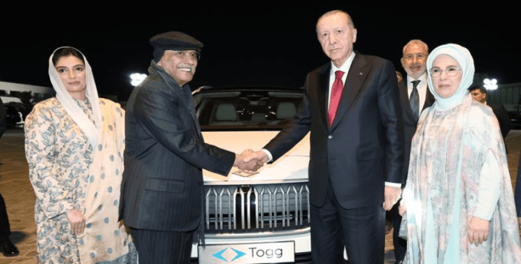 Cumhurbaşkanı Erdoğan'dan Pakistan Cumhurbaşkanı Zerdari'ye Togg hediyesi