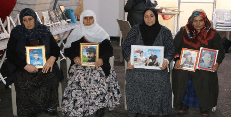 Diyarbakır anneleri soğuk hava şartlarına rağmen evlat nöbetini sürdürüyor