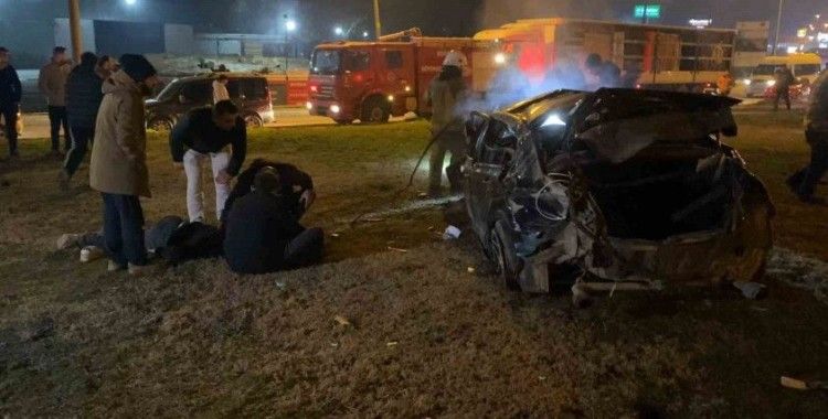 2 otomobilin çarpıştığı kazada 2 kişi yaralandı
