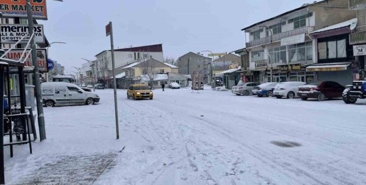 Malazgirt’te kar yağışı: Okullar tatil edildi
