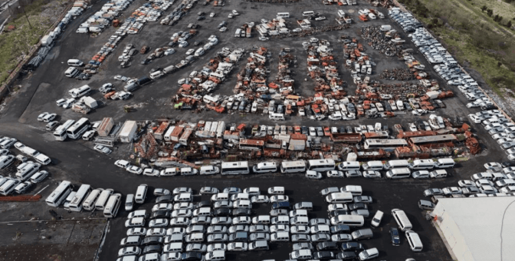 İstanbul'un hurda otomobilleri, araç mezarlığında çürüyor