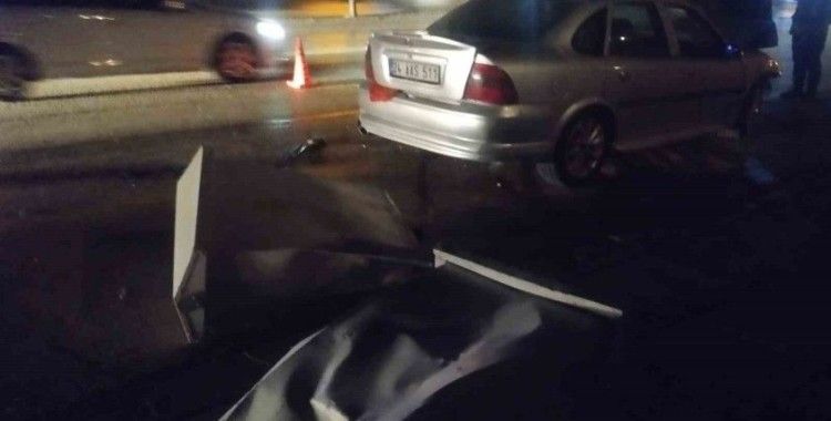 Ankara’da kontrolden çıkan otomobil kaldırımdaki elektrik panosuna çarptı: 2 yaralı
