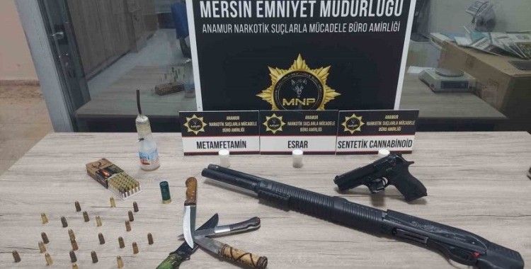 Yakalanan 2 şüpheliden silahlar ve uyuşturucu çıktı
