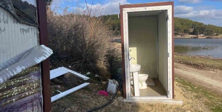 Yayla gölündeki mobil tuvaletlerin bakımsız hali tepki topladı
