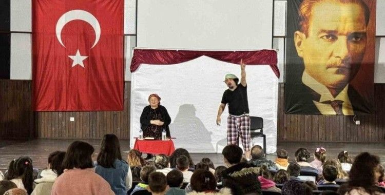 Karacasu’da çocuklar tiyatroyla eğlendi
